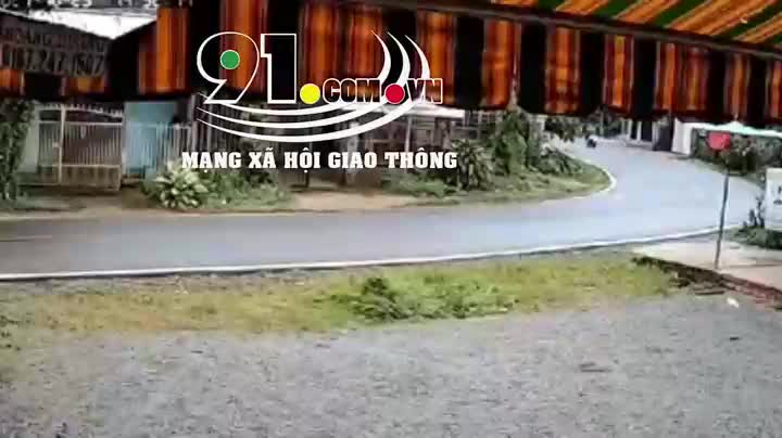 video-di-xe-may-dam-vao-o-to-o-khuc-cua-nguoi-phu-nu-bi-hat-vang-len-khong-trung.mp4