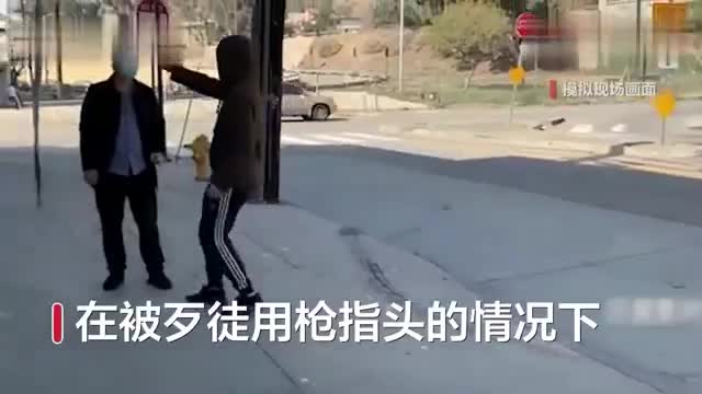 Cộng đồng mạng - Video: Bị cướp chĩa súng uy hiếp, người đàn ông tung đòn hạ gục trong “nháy mắt”