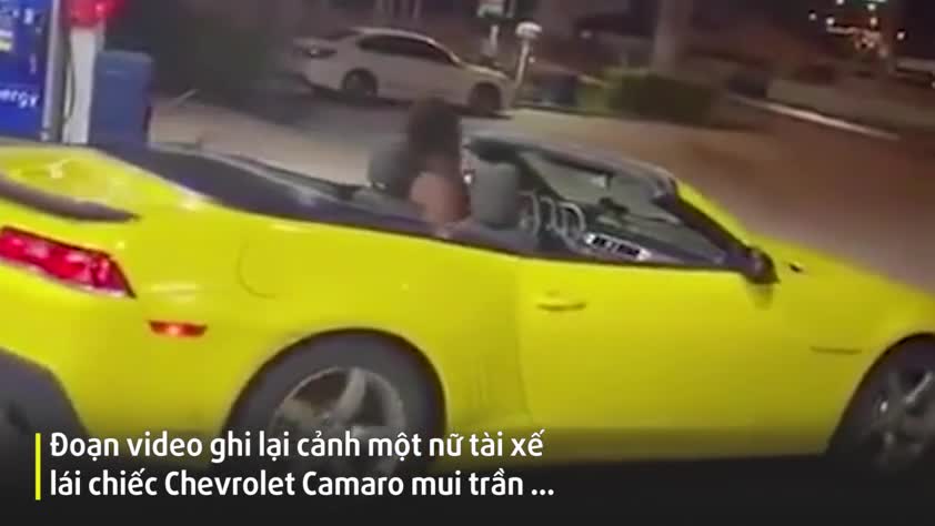 Video-Hot - Video: Trầm trồ tài drift xe siêu đỉnh của nữ tài xế tại trạm xăng