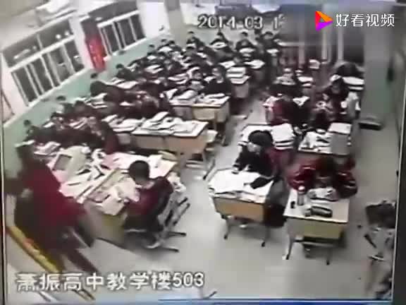 Chuyện học đường - Video: Nam sinh đột nhiên cười phá lên, lao ra cửa sổ tự tử khiến cả lớp bàng hoàng