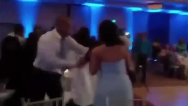 Cộng đồng mạng - Video: Hào hứng nhảy múa, chú rể “tặng” cô dâu cú ngã “sấp mặt” ngay ngày cưới