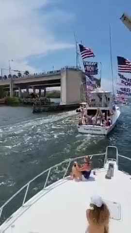 Video - Video: Người ủng hộ thuê du thuyền, diễu hành vinh danh cựu Tổng thống Trump