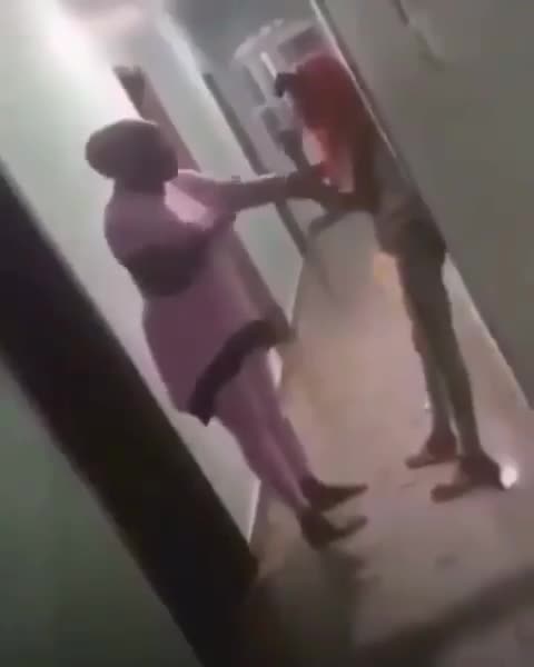 Đời sống - Video: Phát hiện con gái vào nhà nghỉ với người đàn ông lạ, mẹ giận dữ đánh thẳng tay