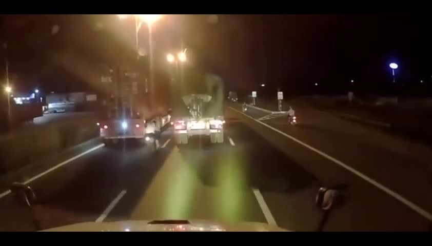 Video - Thót tim cảnh cặp đôi liều mạng phóng xe máy chen vào giữa 2 xe tải với tốc độ cao như phim hành động