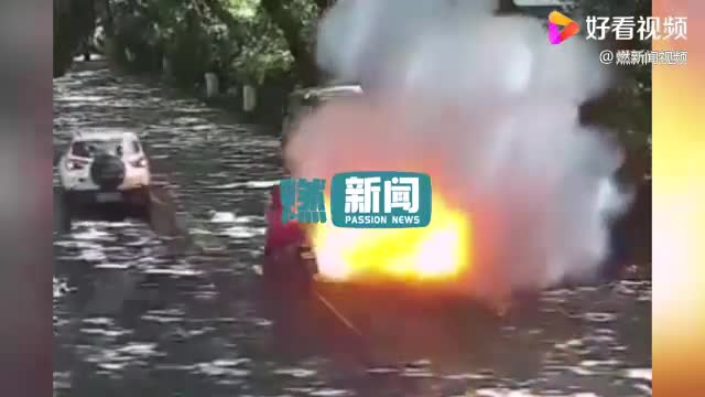 Tin thế giới - Video: Kinh hoàng xe đạp điện đang chạy bất ngờ phát nổ khiến 2 bố con trên xe nguy kịch