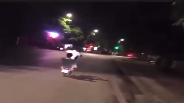 Video - Video: Bốc đầu giữa đêm khuya, 2 'dân tổ lái' nhận cái kết đắng
