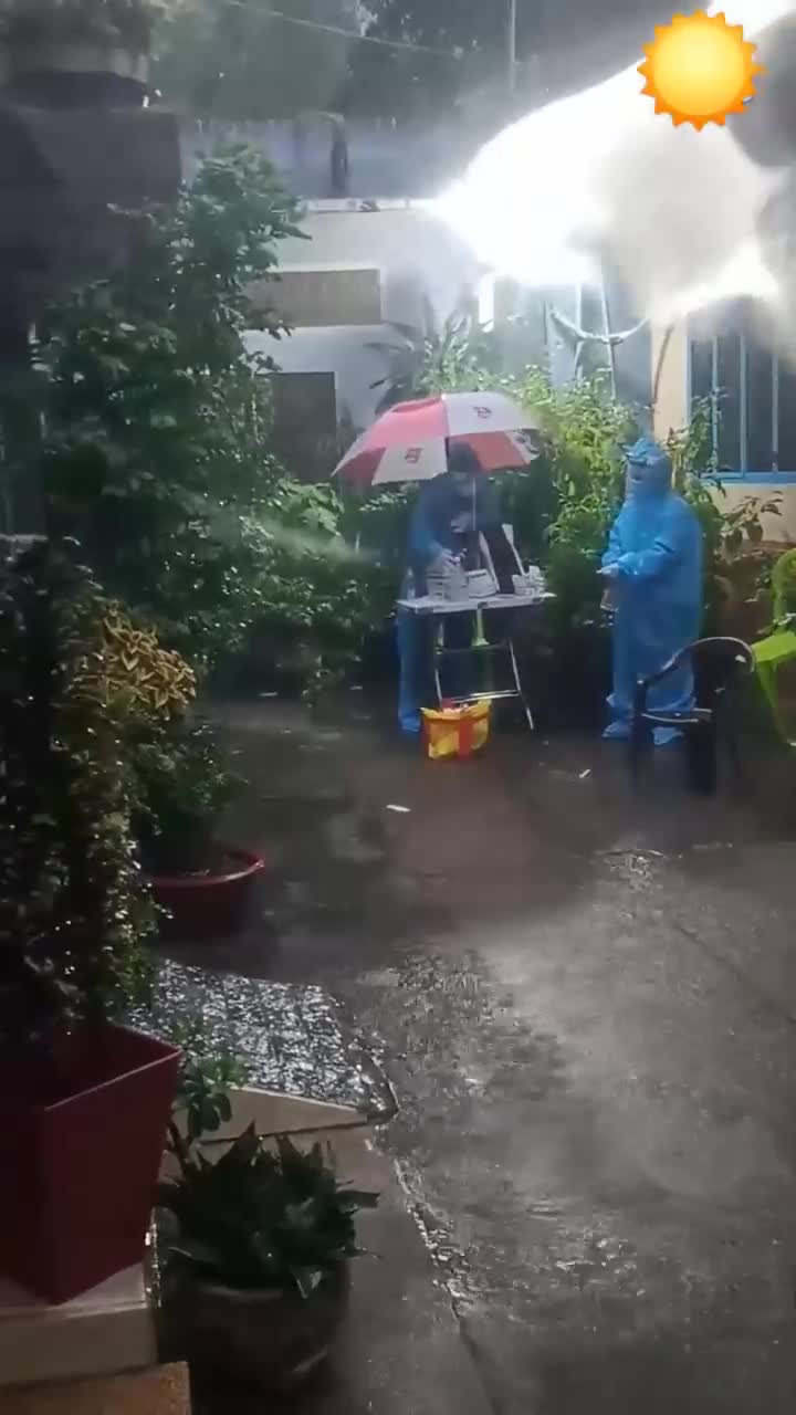 Cộng đồng mạng - Video: Ấm lòng cảnh người dân chạy đến tặng ô cho tình nguyện viên giữa trời mưa 