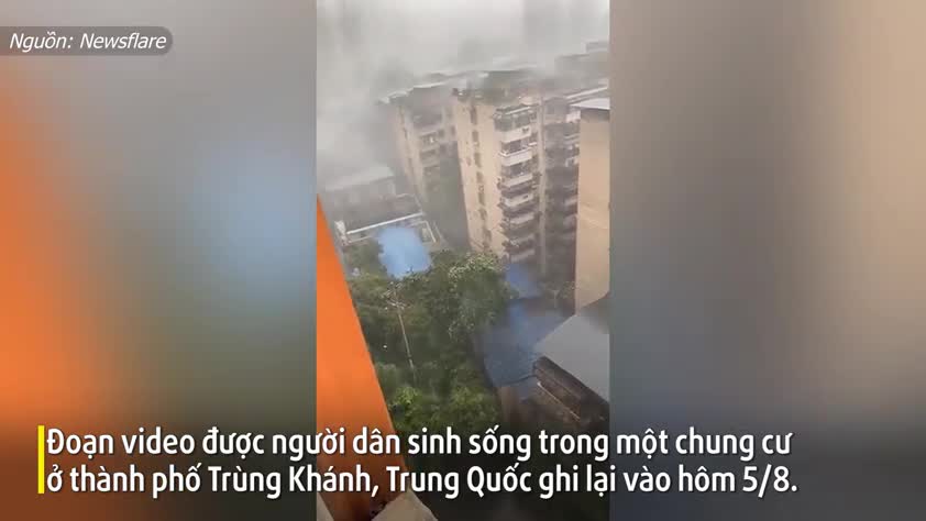 Video - Video: Cầu lửa khổng lồ xuất hiện trong mưa do mái tôn bay trúng đường dây điện