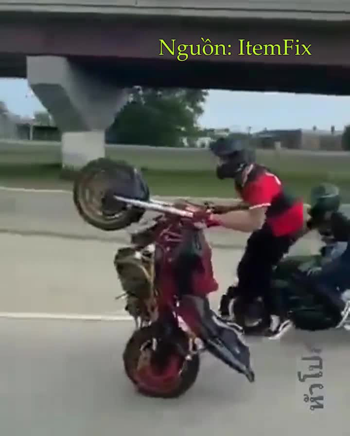 Video - Video: Bốc đầu xe máy 'lấy le', nam thanh niên nhận cái kết 'đắng'