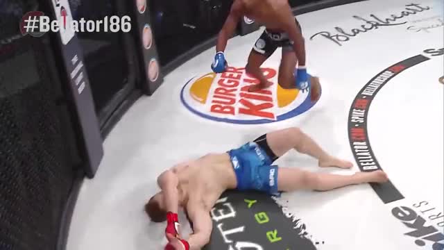 Video - Video: Võ sĩ MMA hạ gục đối thủ chỉ trong vỏn vẹn 1 giây sau đòn lên gối 'thần sầu'