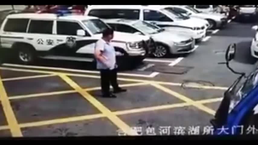 Cộng đồng mạng - Video: Nằm lăn ra đất ăn vạ, người đàn ông tái mặt chạy vội khi cửa ô tô bật mở