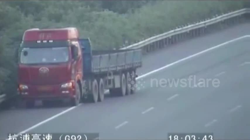 Video-Hot - Video: Giật mình khoảnh khắc xe chở hóa chất tông thẳng vào đuôi xe tải