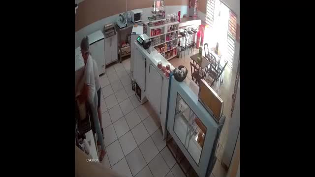 Video - Video: Bị dí súng uy hiếp, cô gái phản ứng cực gắt khiến tên cướp hoảng hốt quay xe