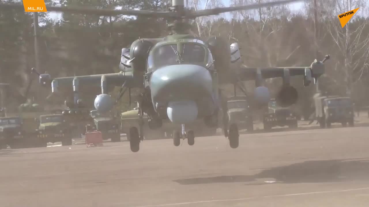 Tin thế giới - Trực thăng Nga phô diễn sức mạnh, tung hỏa lực gần sân bay Ukraine