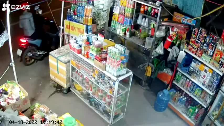An ninh TV - Video: Tên cướp vờ mua hàng tạp hóa rồi giật dây chuyền vàng