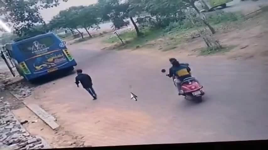 Video - Clip: Đang lưu thông trên đường, người phụ nữ bất ngờ bị hai tên cướp giật dây chuyền