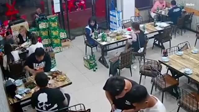 Tin thế giới - Trung Quốc: Nhóm đàn ông hành hung cô gái sau khi quấy rối bất thành 