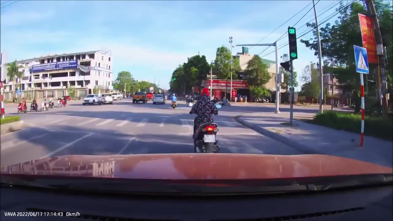 Video-Hot - Video: 'Ninja' đột ngột dừng đèn xanh khiến ô tô phanh cháy lốp, xong lại vượt đèn đỏ
