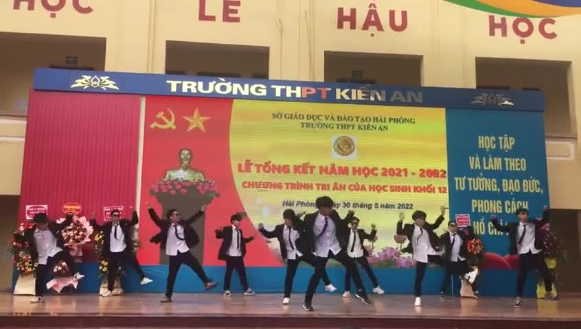 Chuyện học đường - Học sinh lớp 12 Hải Phòng biểu diễn 'siêu phẩm' của Nguyễn Hưng cực ấn tượng tại lễ tổng kết