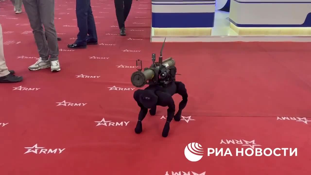 Tin thế giới - Nga trình làng chó robot mang súng phóng lựu