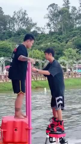 thanh-nien-hao-hung-choi-dung-nuoc-flyboard-va-cai-ket-uot-sung-khien-dan-tinh-cuoi-ngat.mp4