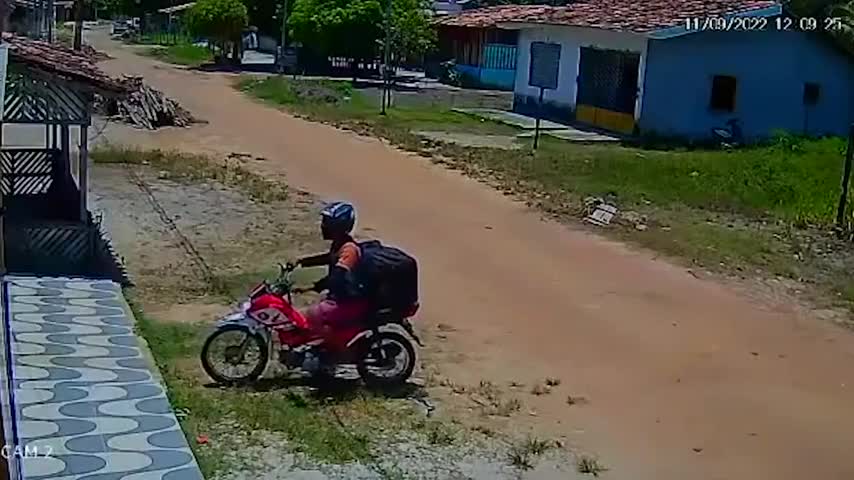 hilarious-moment-stray-dog-steals-lunchbox-from-delivery-rider-in-brazil---buy-sell-or-upload-video-content-with-newsflare-480p.mp4