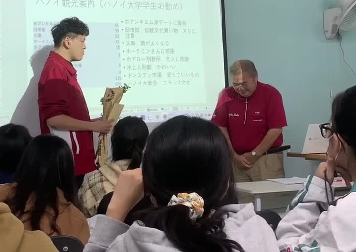 Chuyện học đường - Khoảnh khắc thầy giáo người Nhật cảm động khi lần đầu tiên được nhận hoa ngày 20/11