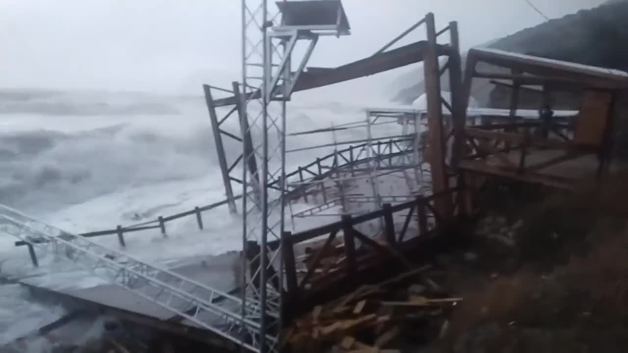 Tin thế giới - Crimea hứng trận bão lớn, loạt phòng tuyến ven biển của Nga bị “xóa sổ”