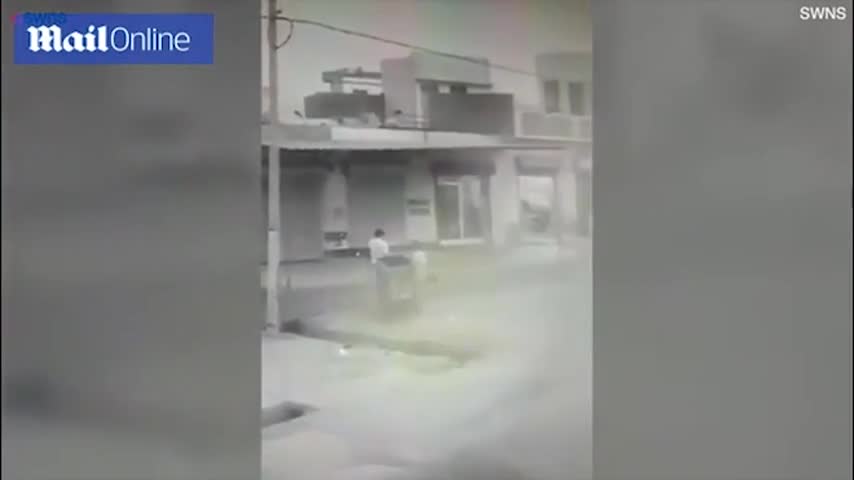 Video-Hot - Clip: Ôm cột tránh bão, người đàn ông bất ngờ bị thổi bay lên không trung