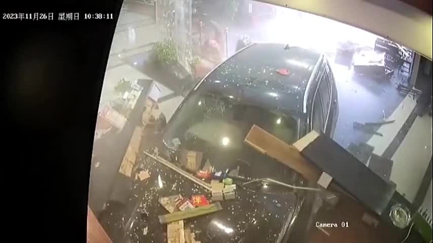 Video-Hot - Clip: Xe BMW mất lái đâm thẳng vào nhà hàng, nhân viên lễ tân thoát chết trong gang tấc 