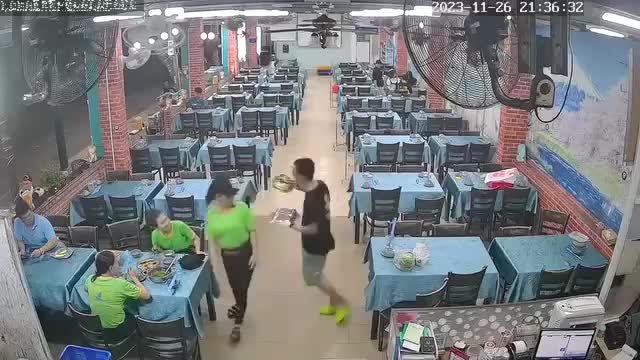 Video-Hot - Nam nhân viên nhận cái kết 'ê chề' sau màn thể hiện ngẫu hứng vừa xoay người vừa bê thức ăn (Hình 2).