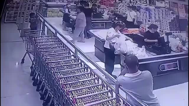 Video-Hot - Clip: Bé trai bị điện giật do chạm vào lan can siêu thị 