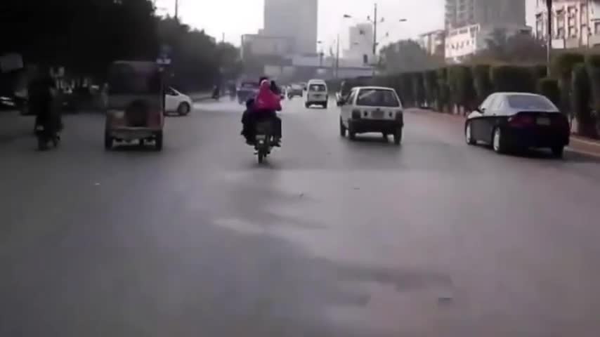 Video-Hot - Thót tim cảnh cả gia đình ngã xuống đường do váy cuốn vào bánh xe máy