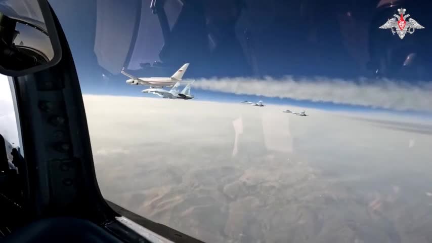 Tin thế giới - Cận cảnh tiêm kích Su-35S hộ tống máy bay của Tổng thống Putin đến Trung Đông