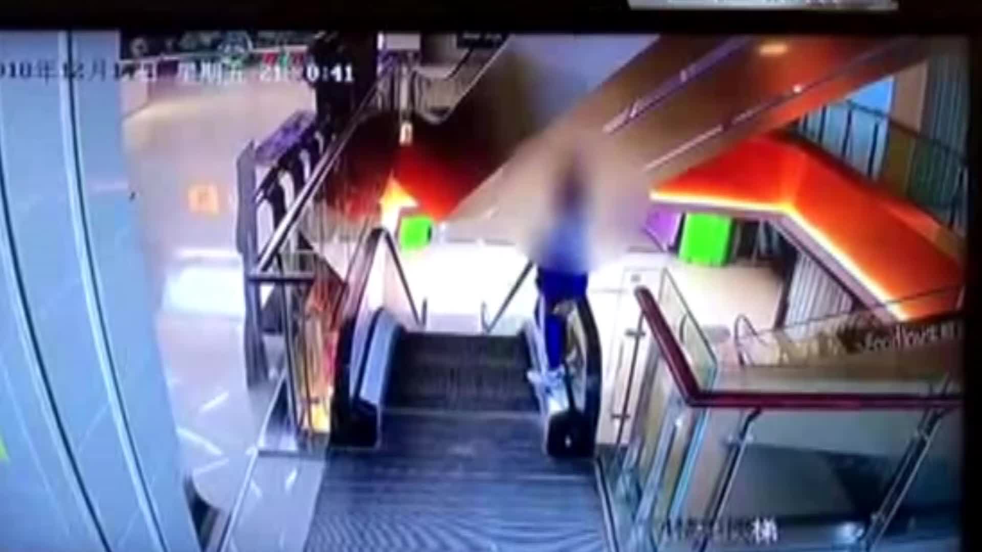 Video-Hot - Clip: Thót tim khoảnh khắc cậu bé rơi tự do xuống từ thang cuốn