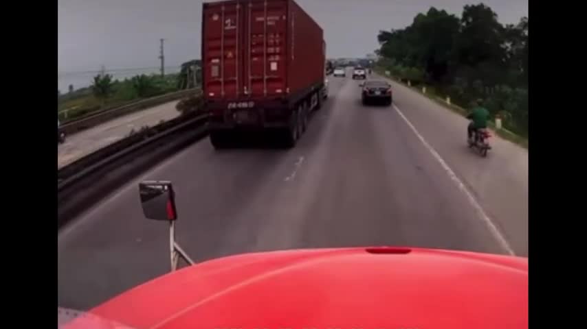 Video-Hot - Clip: Ô tô con bị container đâm xoay ngang đường khi đang sang đường ẩu