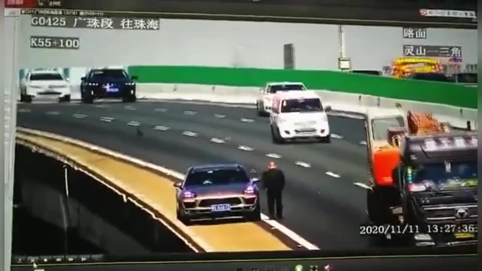 Video-Hot - Video: Xe tải mất lái hất văng ô tô khỏi cầu như trong phim 