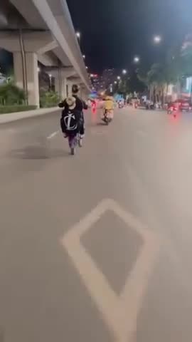 Tin trong nước - Hà Nội: Hai 'quái xế' không đội mũ bảo hiểm, bốc đầu xe máy trước mặt CSGT 