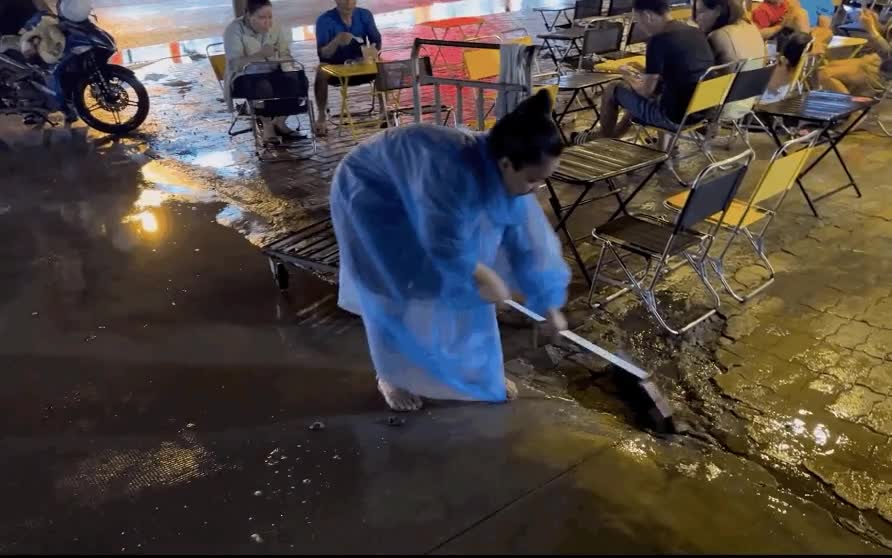 Giải trí - Lê Dương Bảo Lâm lên tiếng đính chính về việc để vợ làm việc giữa mưa