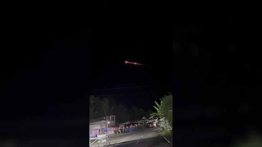 Video-Hot - Video: Hai vệt sáng lạ xuất hiện trên bầu trời Philippines 