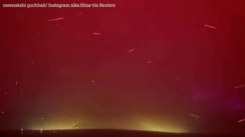 Video-Hot - Video: Ô tô tăng tốc lao khỏi đám cháy rừng y như trong phim về “ngày tận thế”