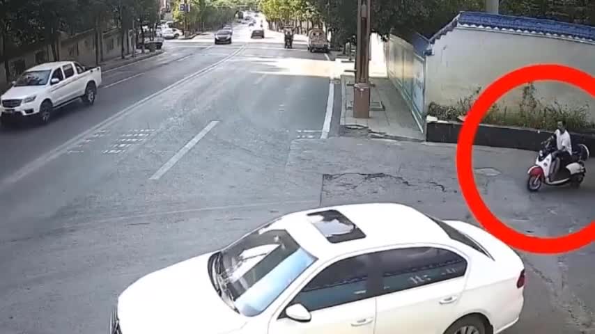 Video-Hot - Clip: Bị xe bồn tông trúng, nam thanh niên thoát chết trong gang tấc