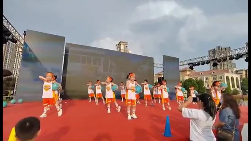 Giải trí - Clip: Phông màn sân khấu đổ sập khiến 9 em nhỏ tại Trung Quốc bị thương