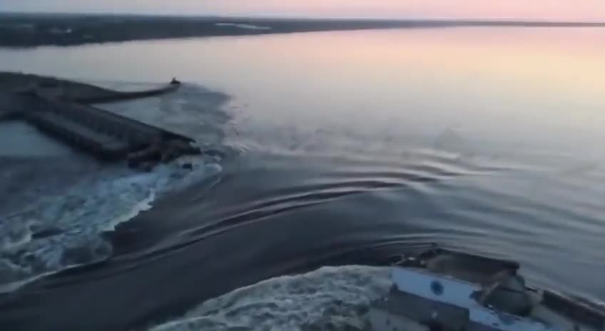 Tin thế giới - Ukraine cáo buộc Nga dùng thuốc nổ làm vỡ đập thủy điện ở Kherson