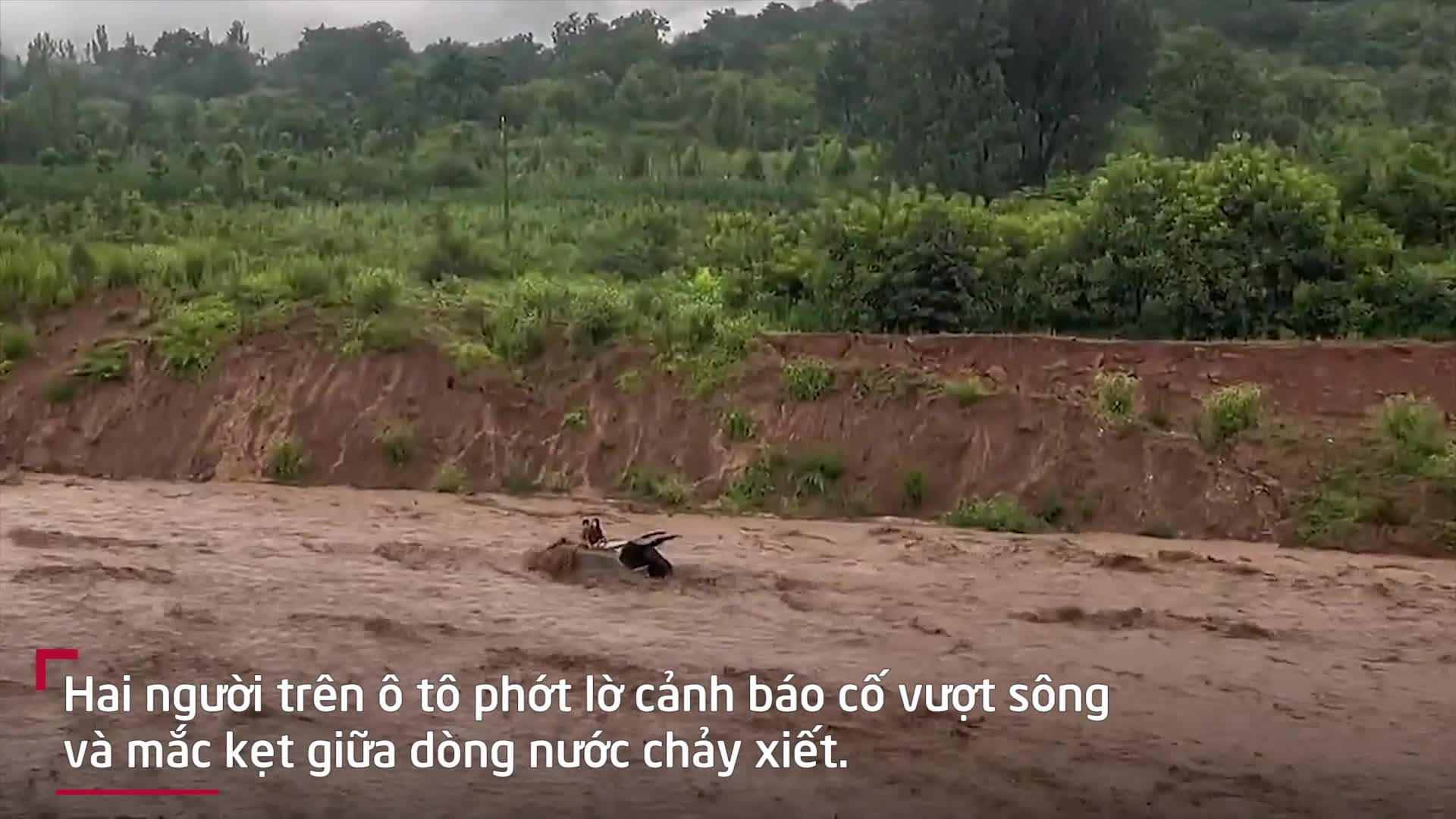 phot-lo-canh-bao-doi-nam-nu-mac-ket-tren-o-to-giua-dong-nuoc-lu.mp4