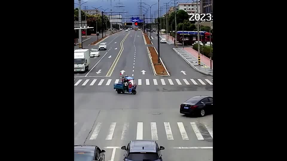 Video-Hot - Clip: Thót tim cảnh bé trai lạc giữa loạt ô tô lớn trên đường 