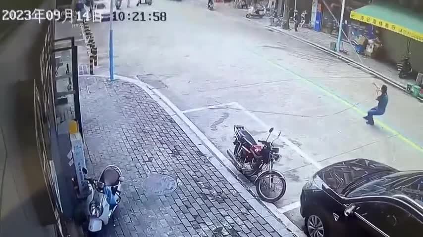 Video-Hot - Video: Coi thường cảnh báo, người đi xe máy bị cây đè trúng người