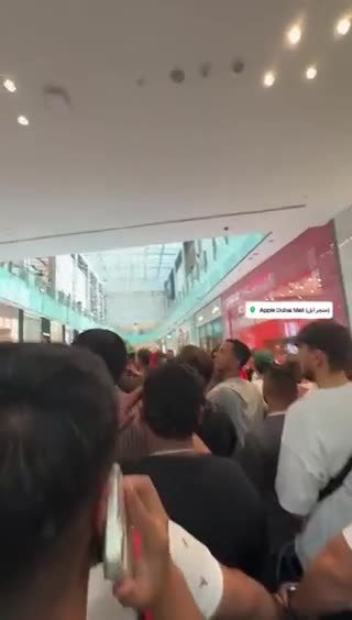 Cộng đồng mạng - Hàng trăm người chen lấn đánh nhau để mua iPhone 15, cư dân mạng lắc đầu ngao ngán