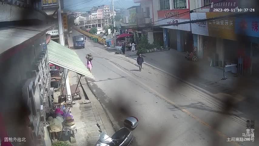 Video-Hot - Video: Bị cánh cửa ở thùng sau xe tải đập trúng, người phụ nữ được phen 'khiếp vía' 