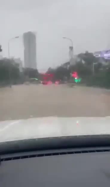 Video-Hot - Video: Nhiều tuyến phố ở Hà Nội “biến thành sông” sau trận mưa lớn